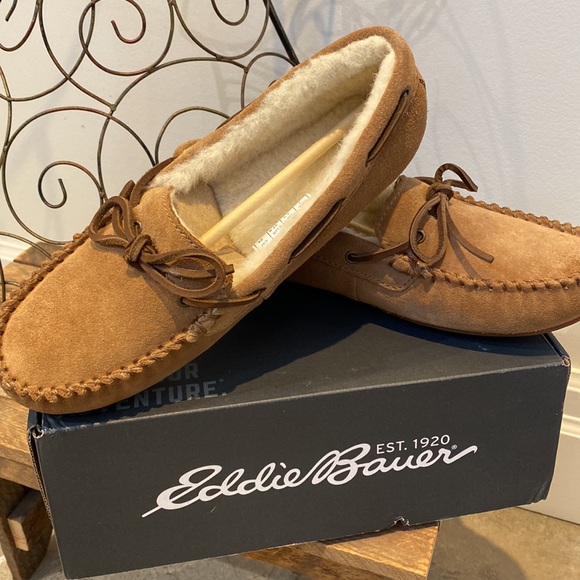 🆕 Eddie Bauer Women’s Shearling Moc Slippers - Picture 2 of 8